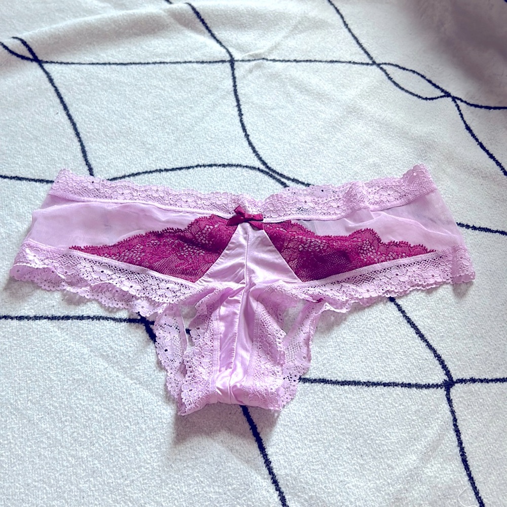 Victoria’s Secret lavender/magenta cheeky panty NWT sz M w cutouts